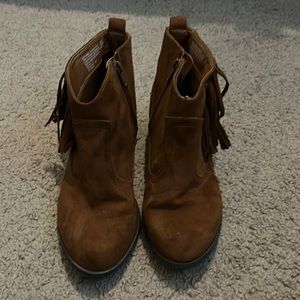 These cute booties made outta suede with fringe on the side.